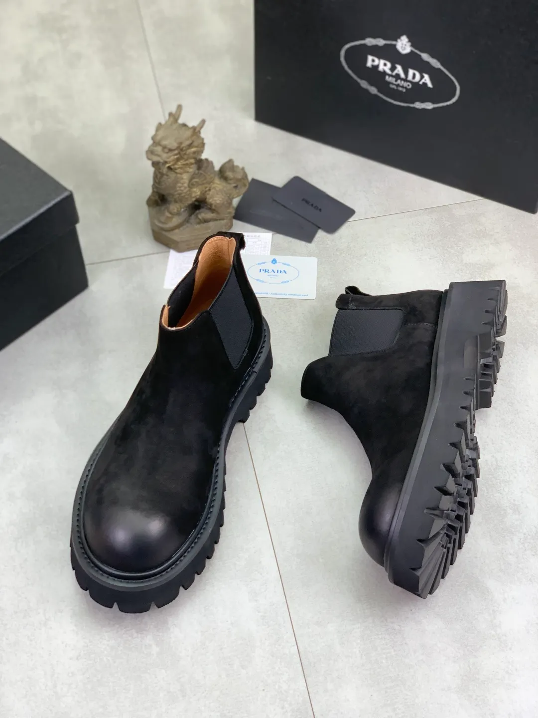 Men's shoes 💰P560 💰[New style]🔥🆕Hot model [PRADA]Prada🔝High-top Chelsea Martin boots are a high-end brand of men's shoes. The uppers are made of top-layer calfskin imported from Italy➕top-layer pigskin lining for the feet🔥, making walking more convenient and comfortable! Exclusive new style, stunning work [color]! Create a fashionable personality to set off your uniqueness! Create a fashionable personality to set off your uniqueness! A must-have for trendy men! Classic🔥super wear-resistant rubber outsole, size: 38-44 (45 can be customized) black or brown🉑️choose